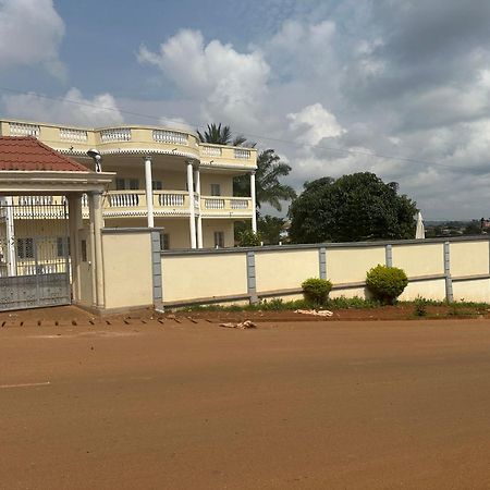 Hotel Manoir Des Princesses Bafoussam Exterior foto