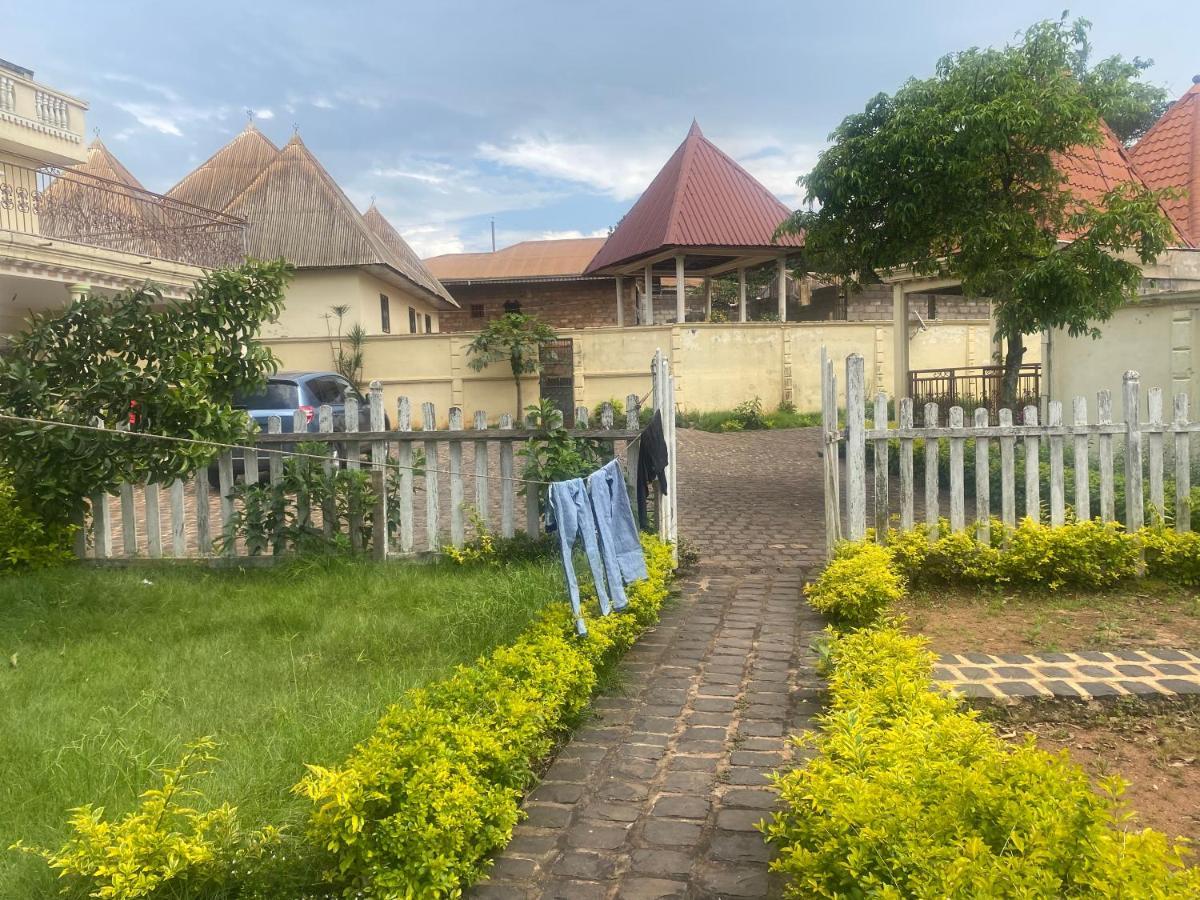 Hotel Manoir Des Princesses Bafoussam Exterior foto