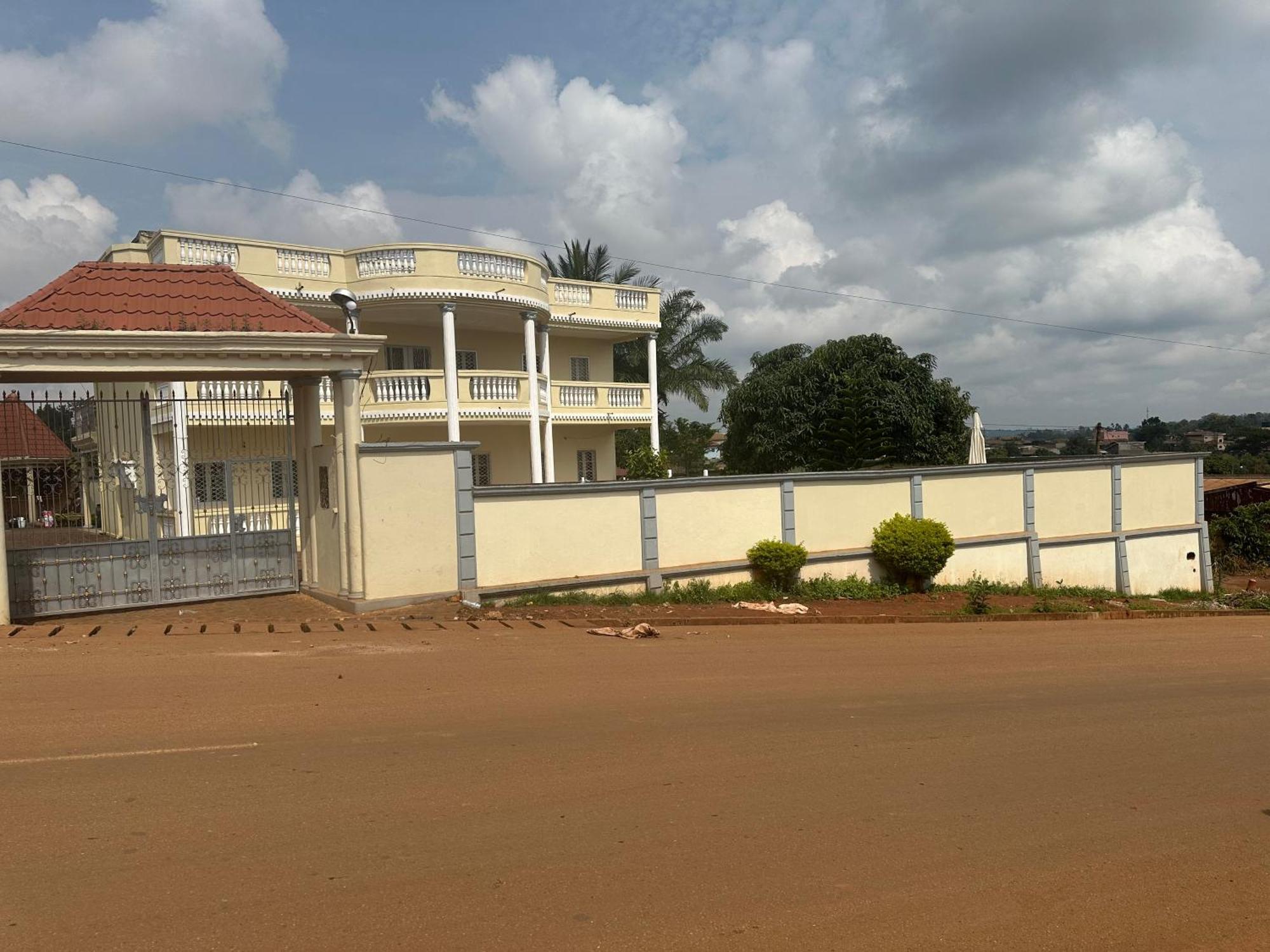 Hotel Manoir Des Princesses Bafoussam Exterior foto