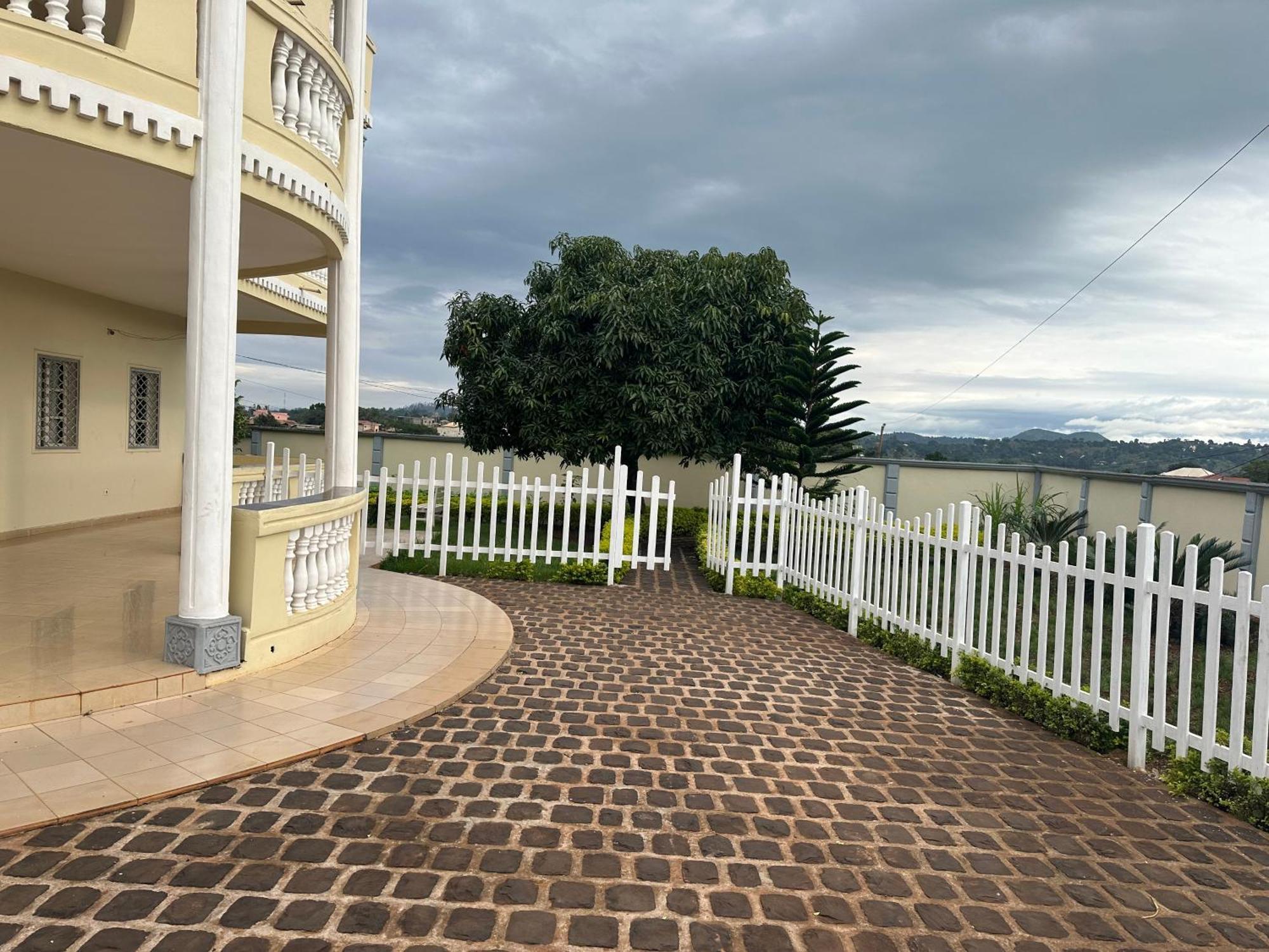 Hotel Manoir Des Princesses Bafoussam Exterior foto